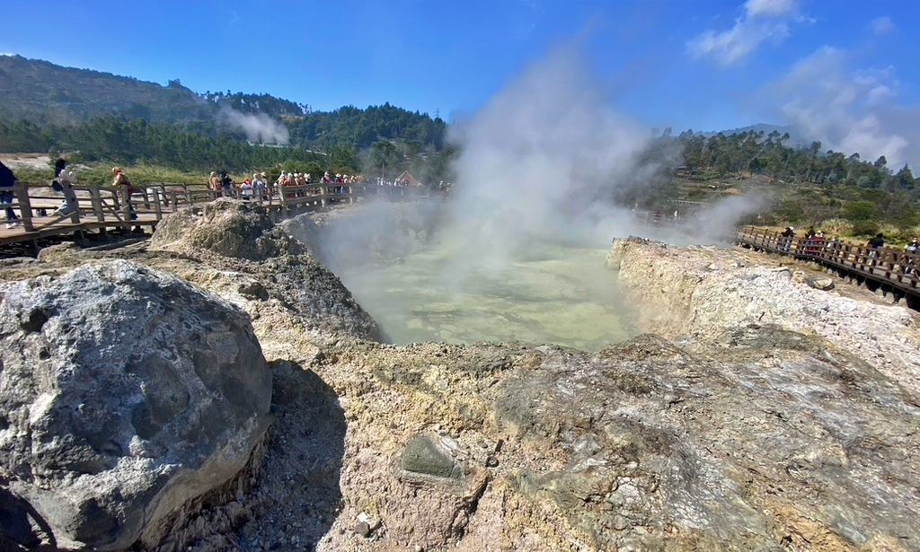 sikidang crater